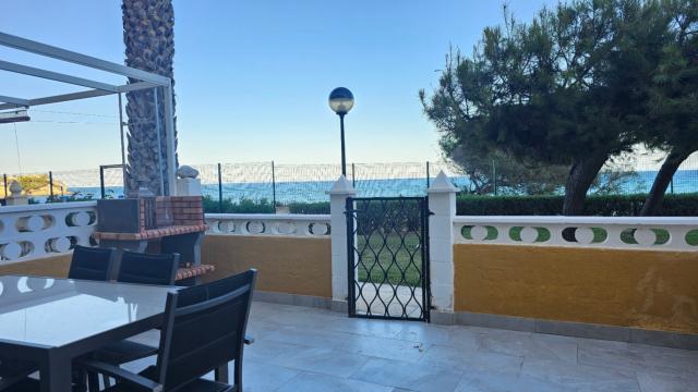 Se alquila bungalow frente al mar con dos dormitorios y 1 baños
