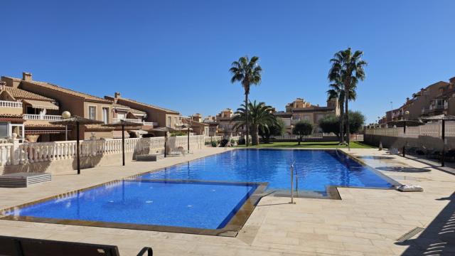 Bungalow with Sea Views, Legalized Basement, and Pool in Gran Alacant